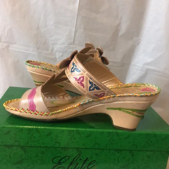 Tropical floral motif leather sandals, size 7 TTS vibrant & comfortable - Picture 8 of 9